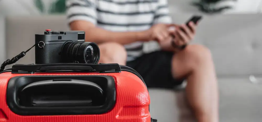 traveling-suitcase-and-camera 