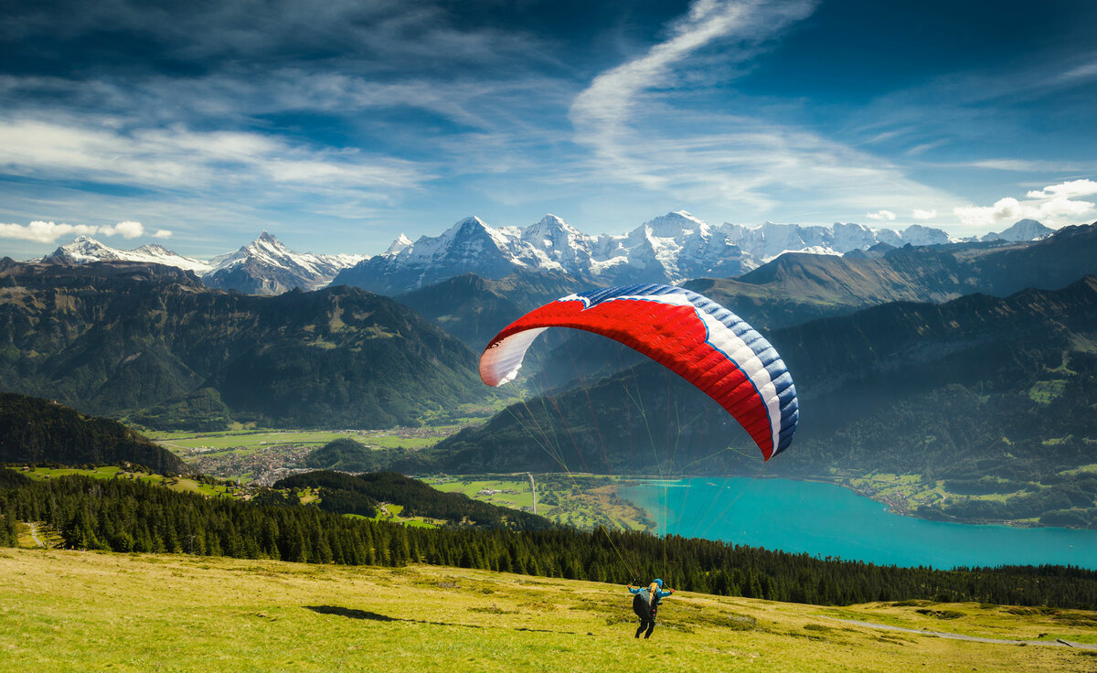 Paragliding-in-the-Swiss-Alps