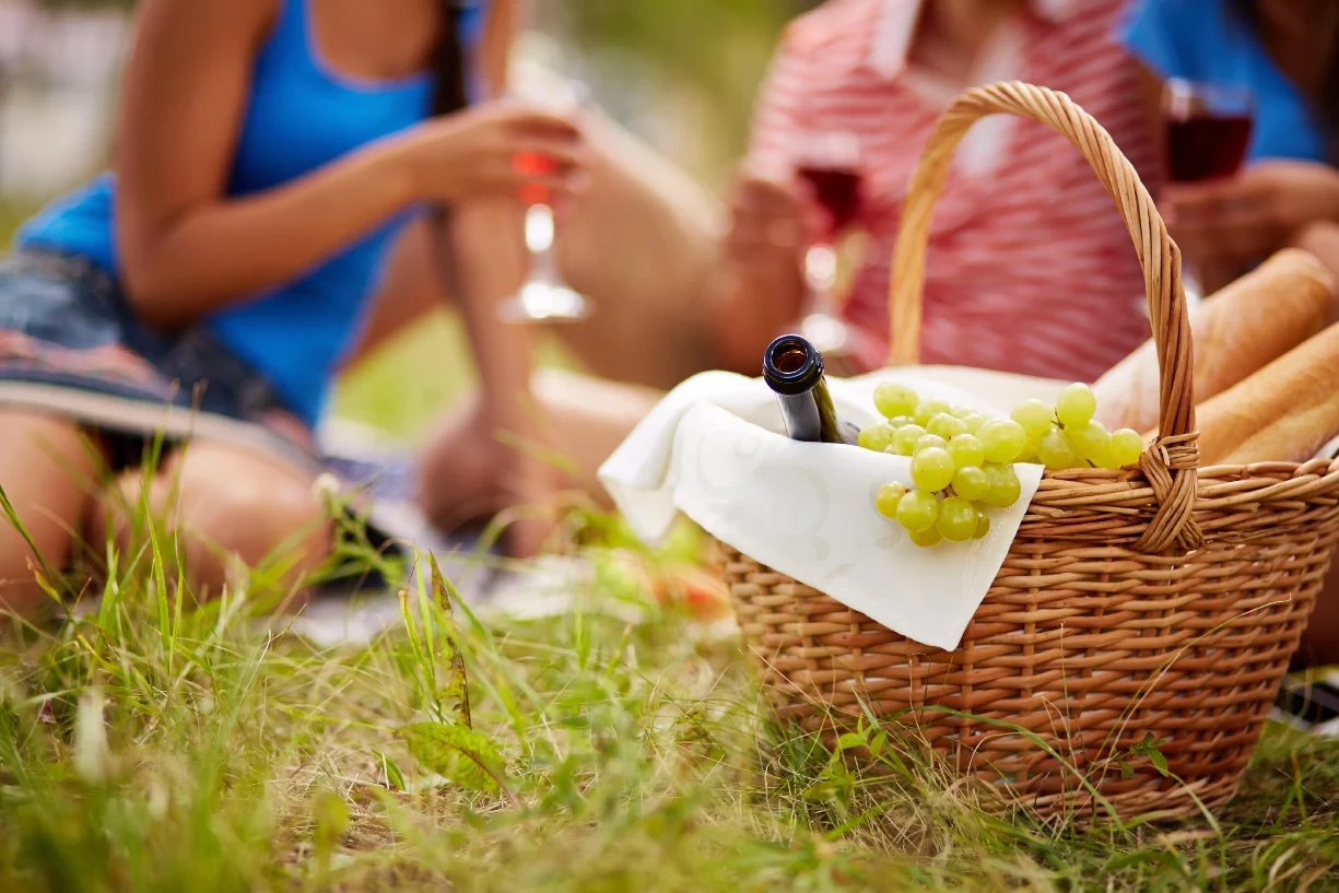 close-up-basket-with-grapes-wine